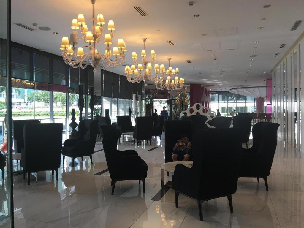 Manila Urban Resort At Azure Exterior photo