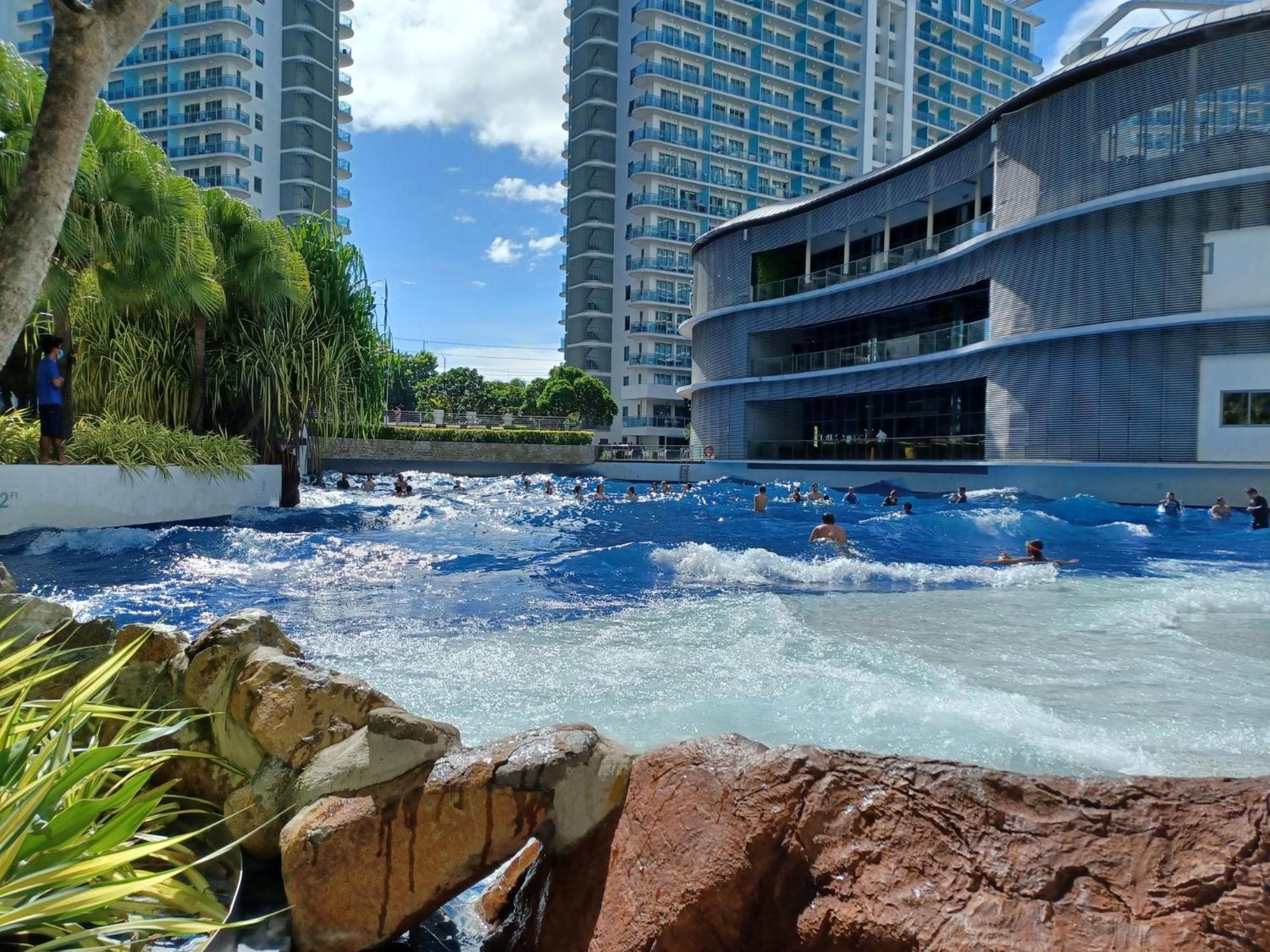 Manila Urban Resort At Azure Exterior photo