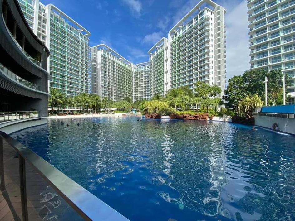 Manila Urban Resort At Azure Exterior photo