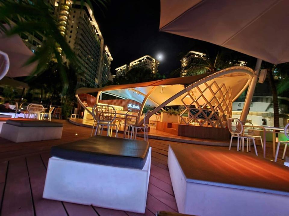 Manila Urban Resort At Azure Exterior photo