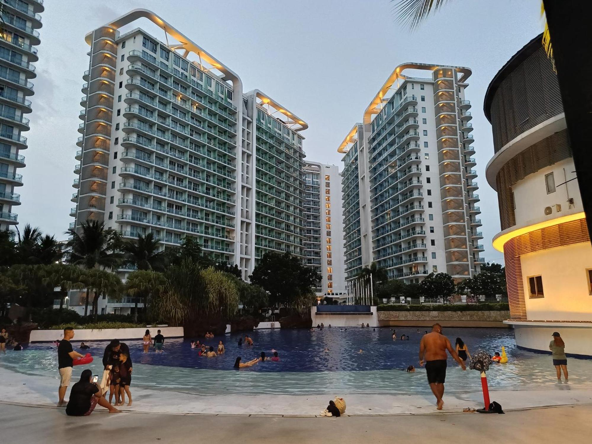 Manila Urban Resort At Azure Exterior photo