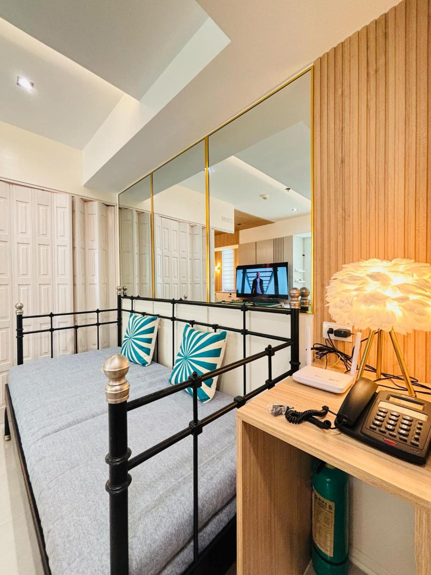 Manila Urban Resort At Azure Exterior photo