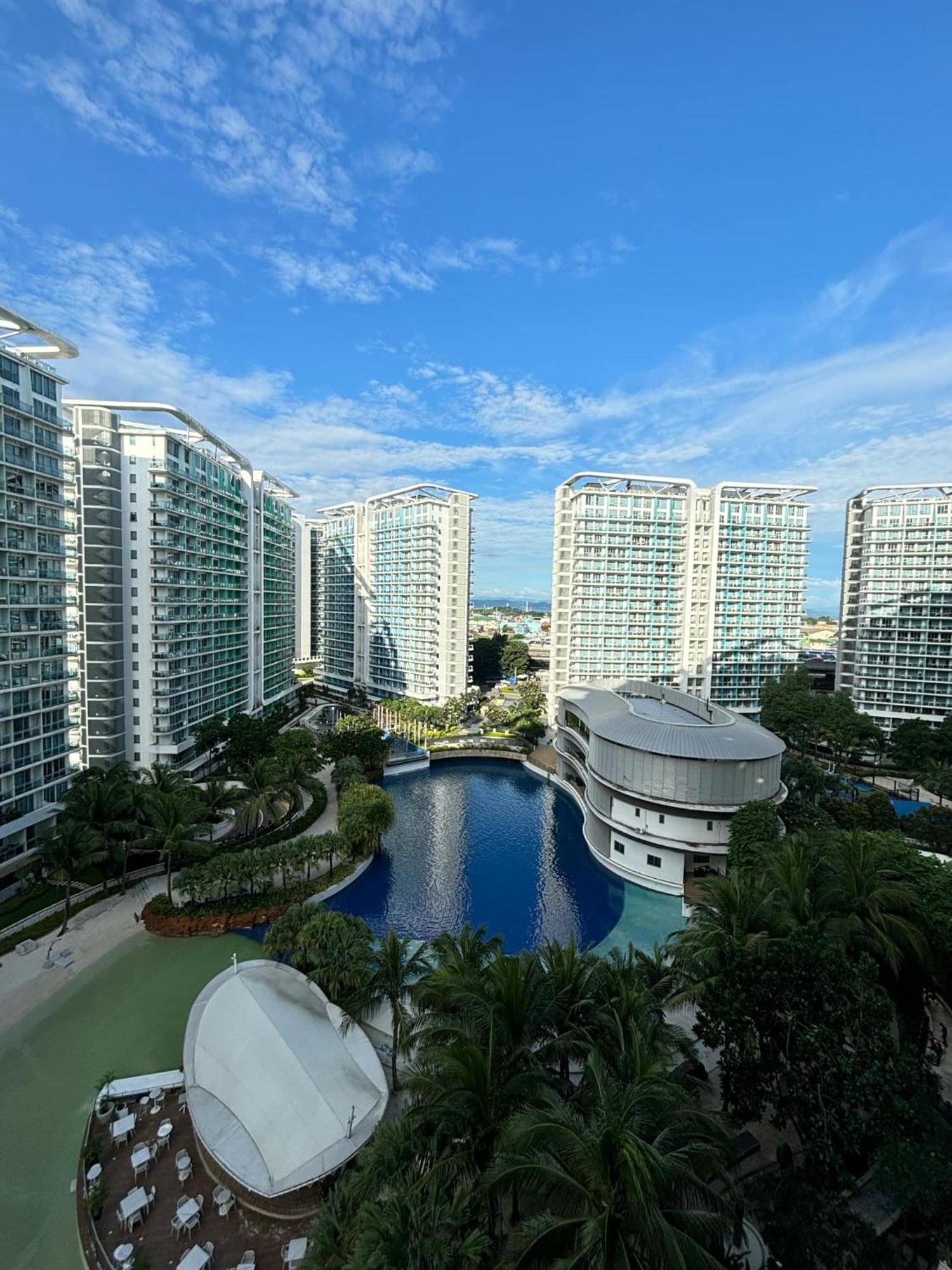 Manila Urban Resort At Azure Exterior photo