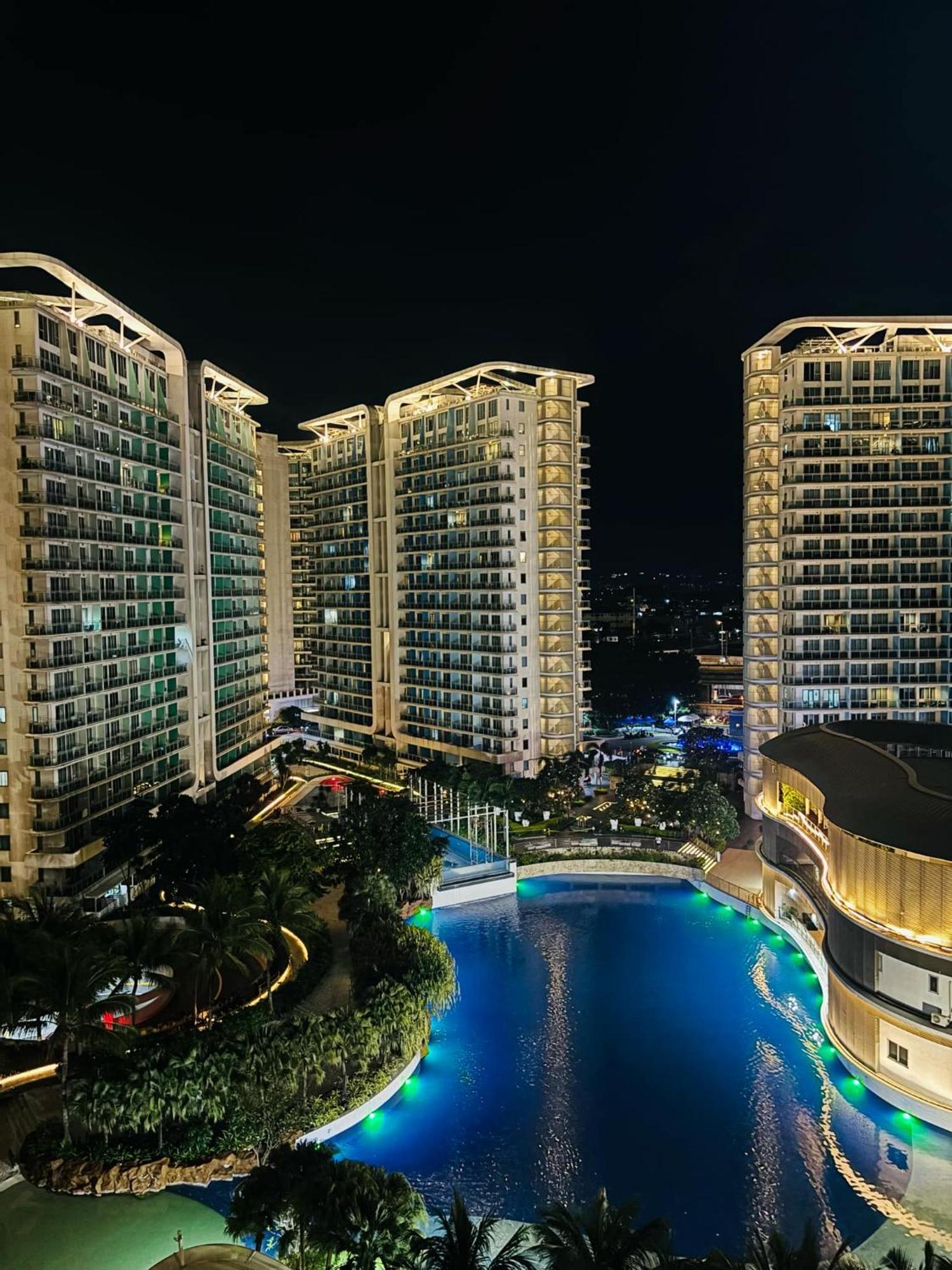 Manila Urban Resort At Azure Exterior photo