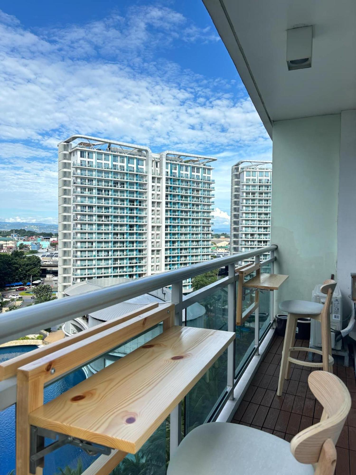 Manila Urban Resort At Azure Exterior photo