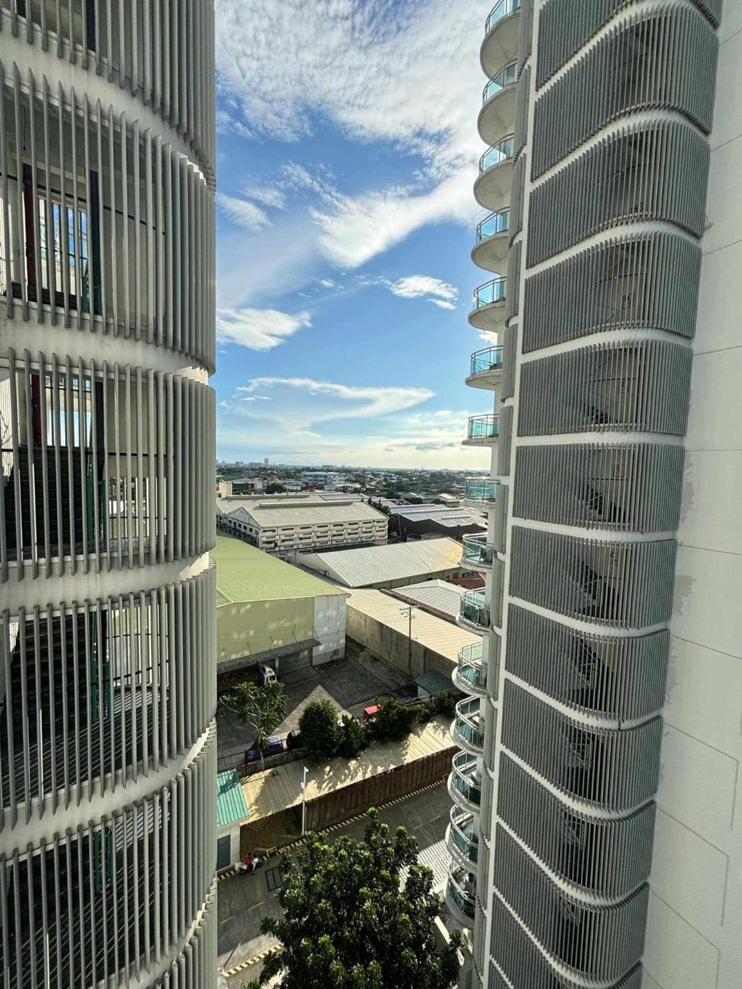 Manila Urban Resort At Azure Exterior photo