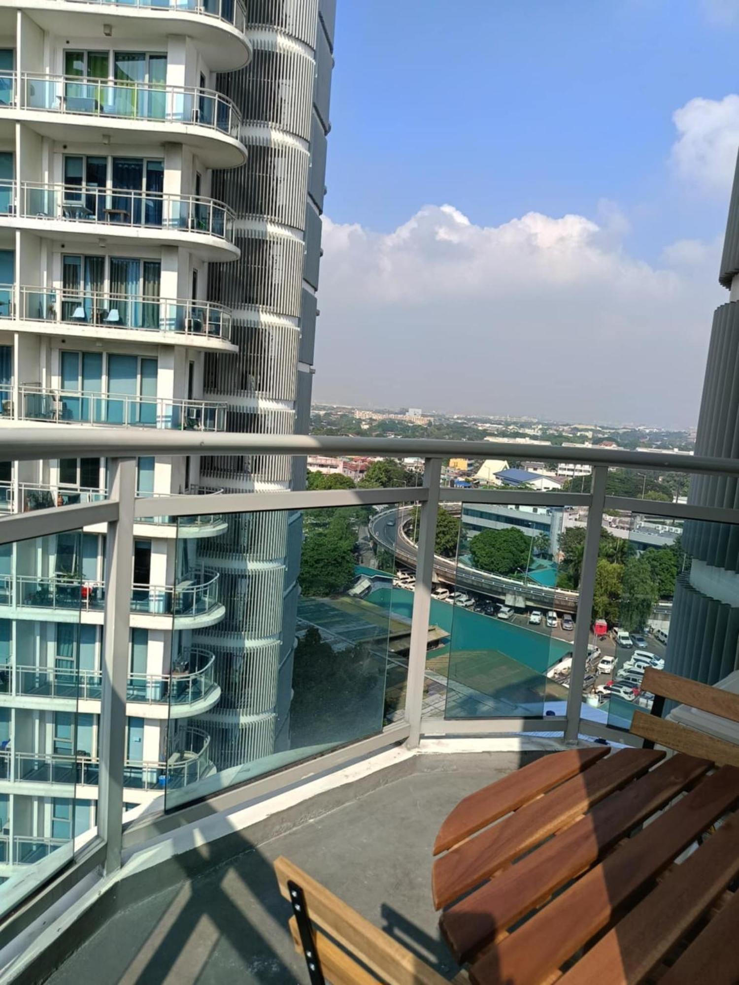 Manila Urban Resort At Azure Exterior photo