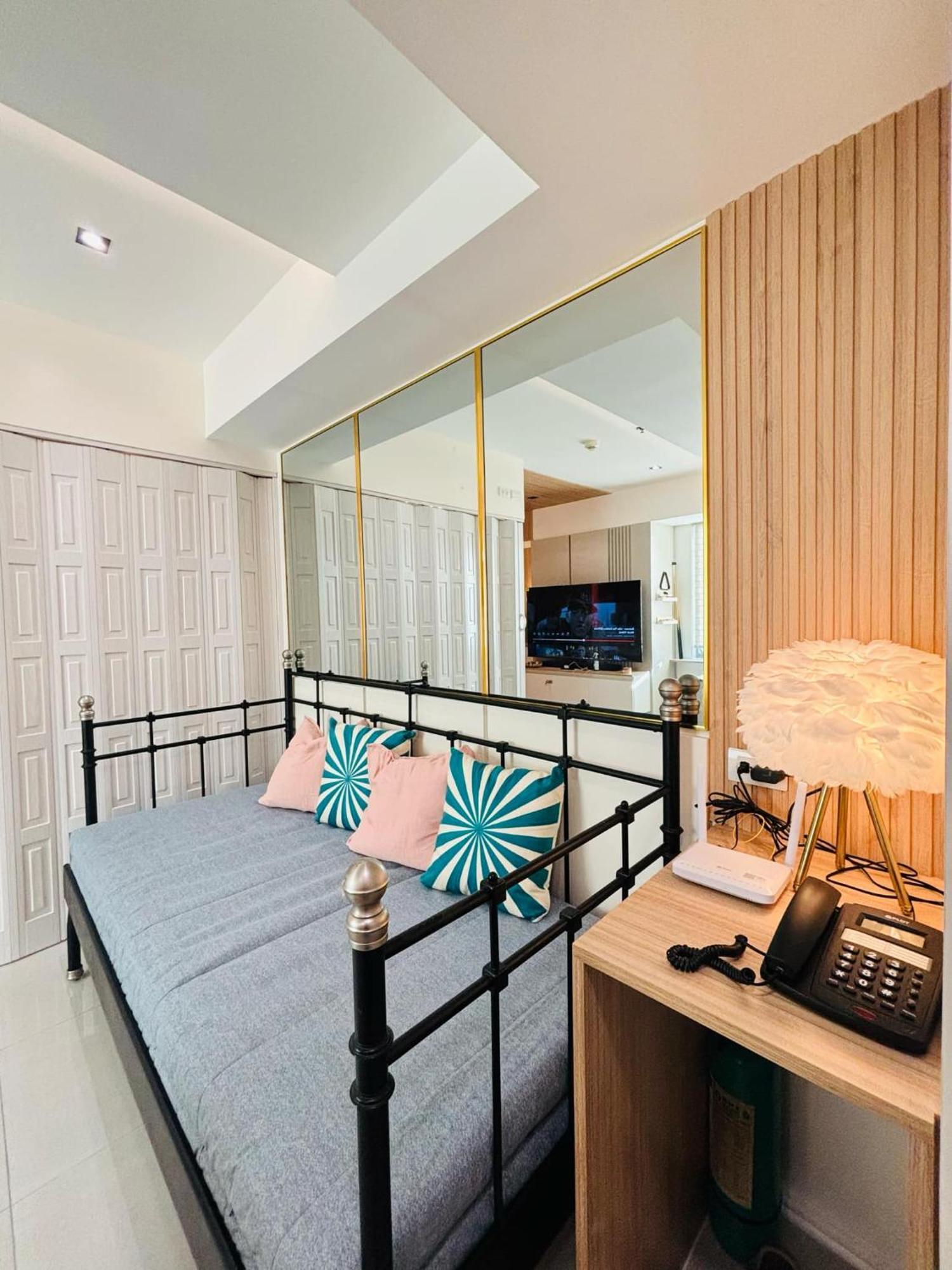 Manila Urban Resort At Azure Exterior photo