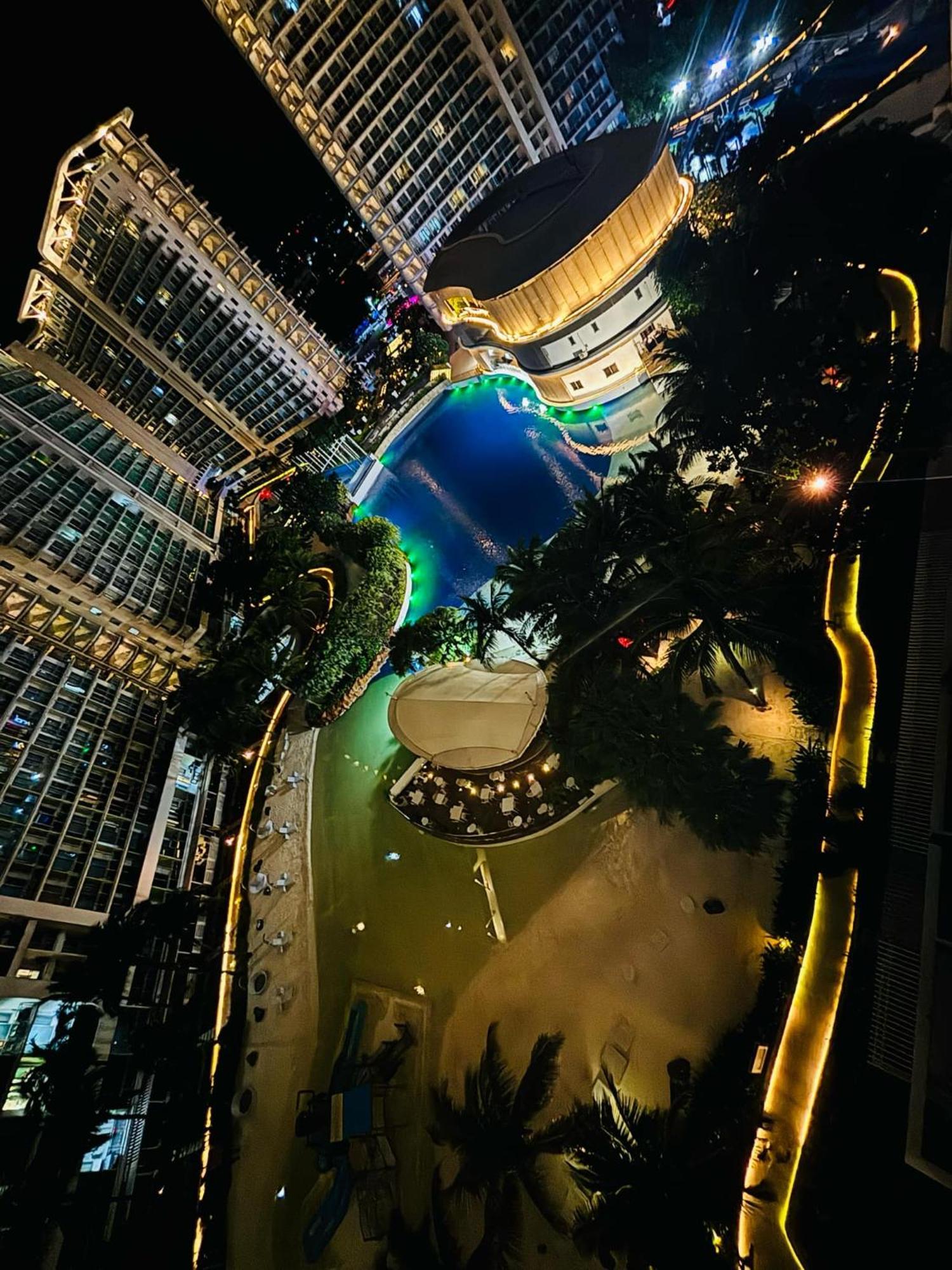 Manila Urban Resort At Azure Exterior photo