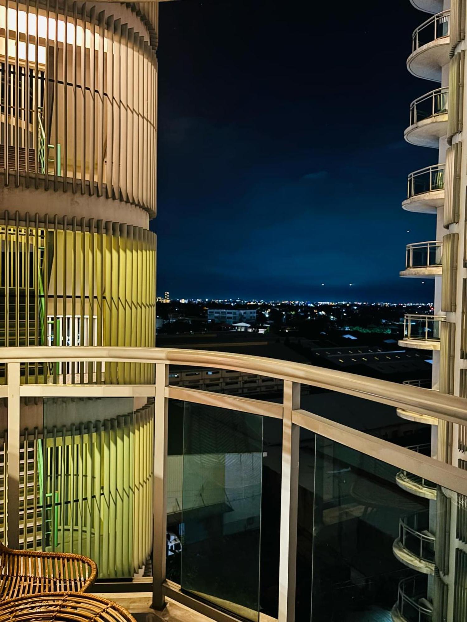 Manila Urban Resort At Azure Exterior photo